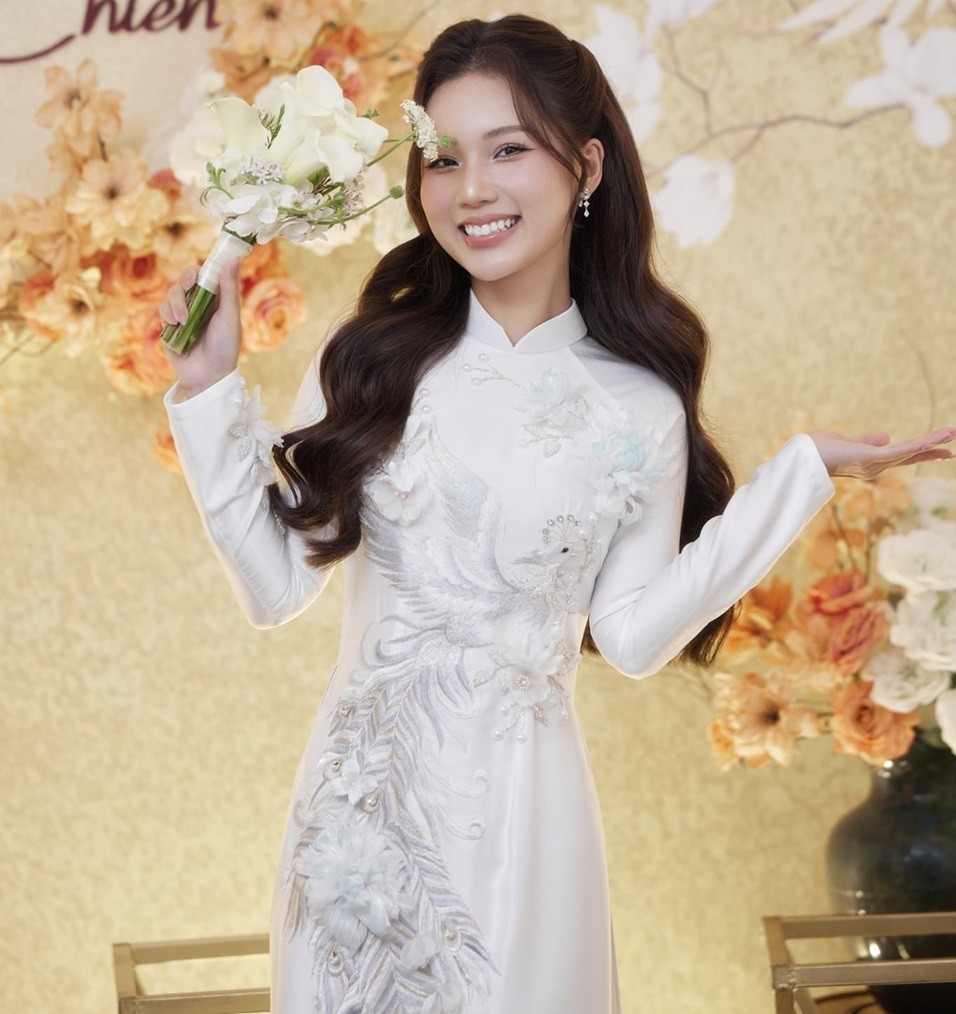 Nữ diễn viên Phạm Ngọc Anh mới tổ chức đám hỏi với ông xã doanh nhân Minh Chiến sau một năm hẹn hò. Trên trang cá nhân, khán giả cùng nhiều bạn bè, đồng nghiệp chúc phúc cho cặp đôi. (Ảnh: Linh Lê Chí) Nữ diễn viên Phạm Ngọc Anh mới tổ chức đám hỏi với ông xã doanh nhân Minh Chiến sau một năm hẹn hò. Trên trang cá nhân, khán giả cùng nhiều bạn bè, đồng nghiệp chúc phúc cho cặp đôi. (Ảnh: Linh Lê Chí)