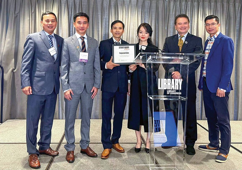 Tống Liên Anh và đại diện của chương trình Tủ sách Nhân ái - Ngôi nhà Trí tuệ nhận Giải thưởng tại trụ sở Thư viện Quốc hội Hoa Kỳ, Washington D.C. Tống Liên Anh và đại diện của chương trình Tủ sách Nhân ái - Ngôi nhà Trí tuệ nhận Giải thưởng tại trụ sở Thư viện Quốc hội Hoa Kỳ, Washington D.C.