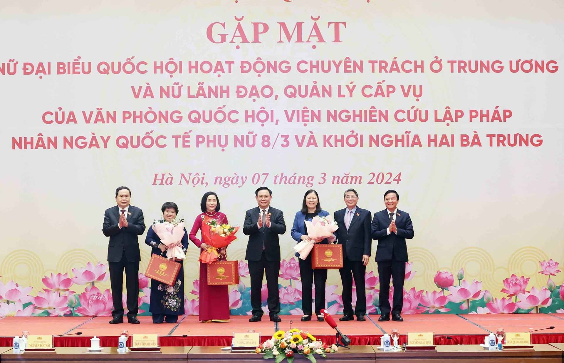 Chủ tịch Quốc hội Vương Đình Huệ và các Phó Chủ tịch Quốc hội chúc mừng các nữ Chủ nhiệm các Ủy ban của Quốc hội. (Nguồn: TTXVN)