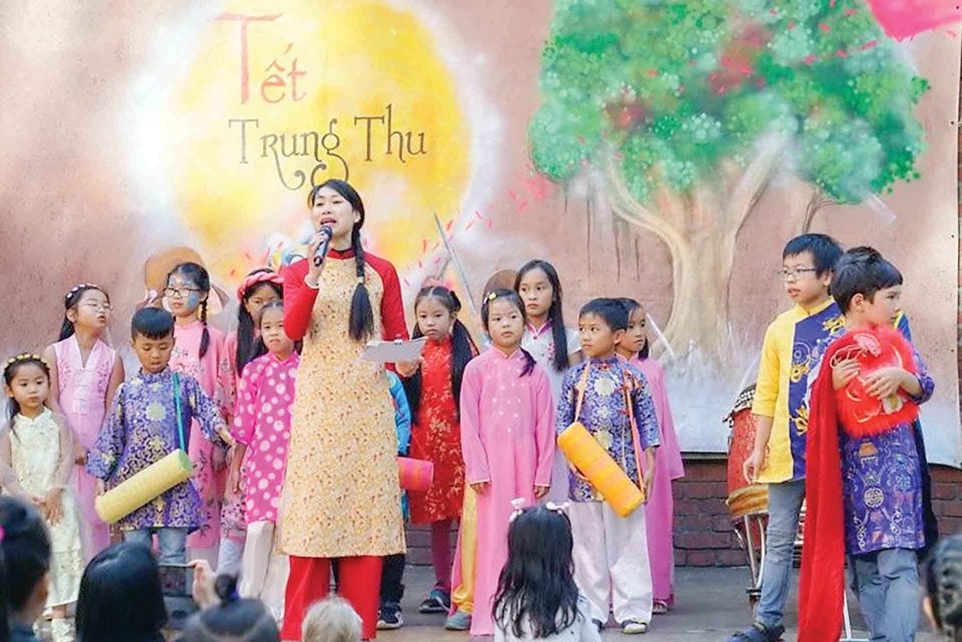 TS. Đào Thị Châu Hà dẫn chương trình cho hoạt động cộng đồng tại Đức. (Ảnh: NVCC)