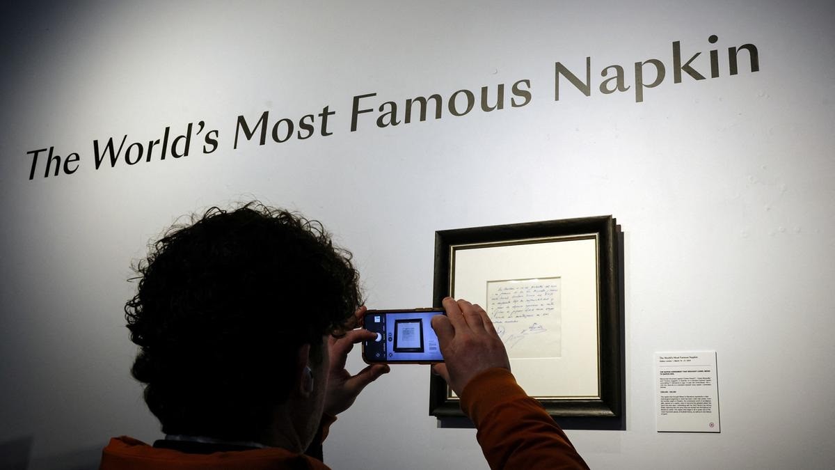 Bán đấu giá tờ giấy ăn - hợp đồng không thức thức đầu tiên của Lionel Messi và Barca Bán đấu giá tờ giấy ăn - hợp đồng không thức thức đầu tiên của Lionel Messi và Barca