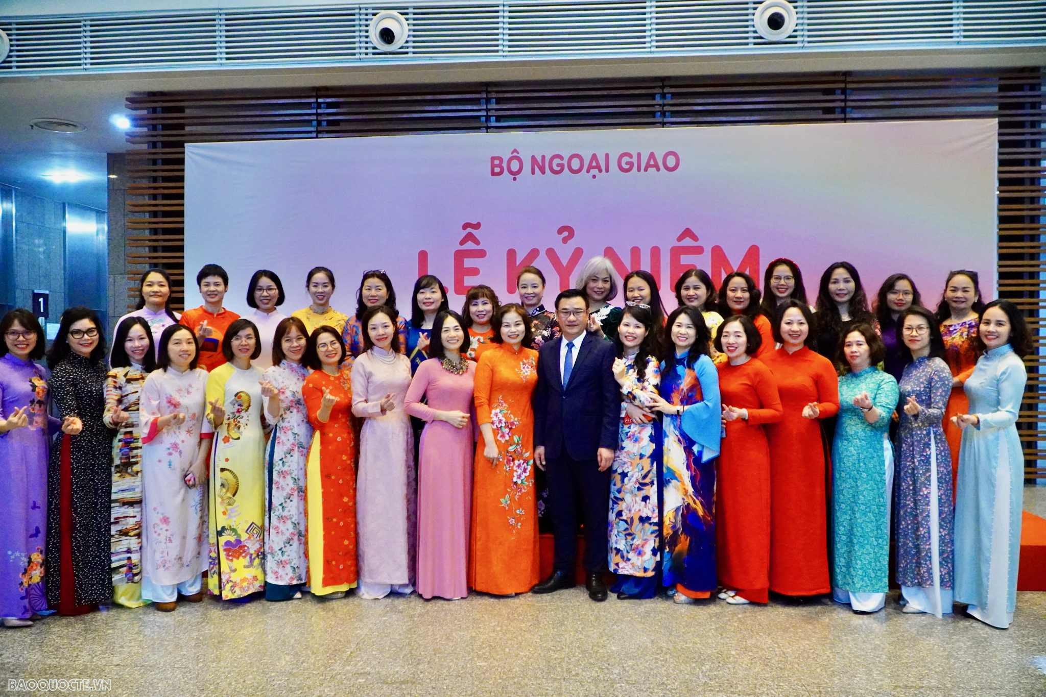 'Bóng hồng Ngoại giao' toả nắng trong Ngày quốc tế Phụ nữ