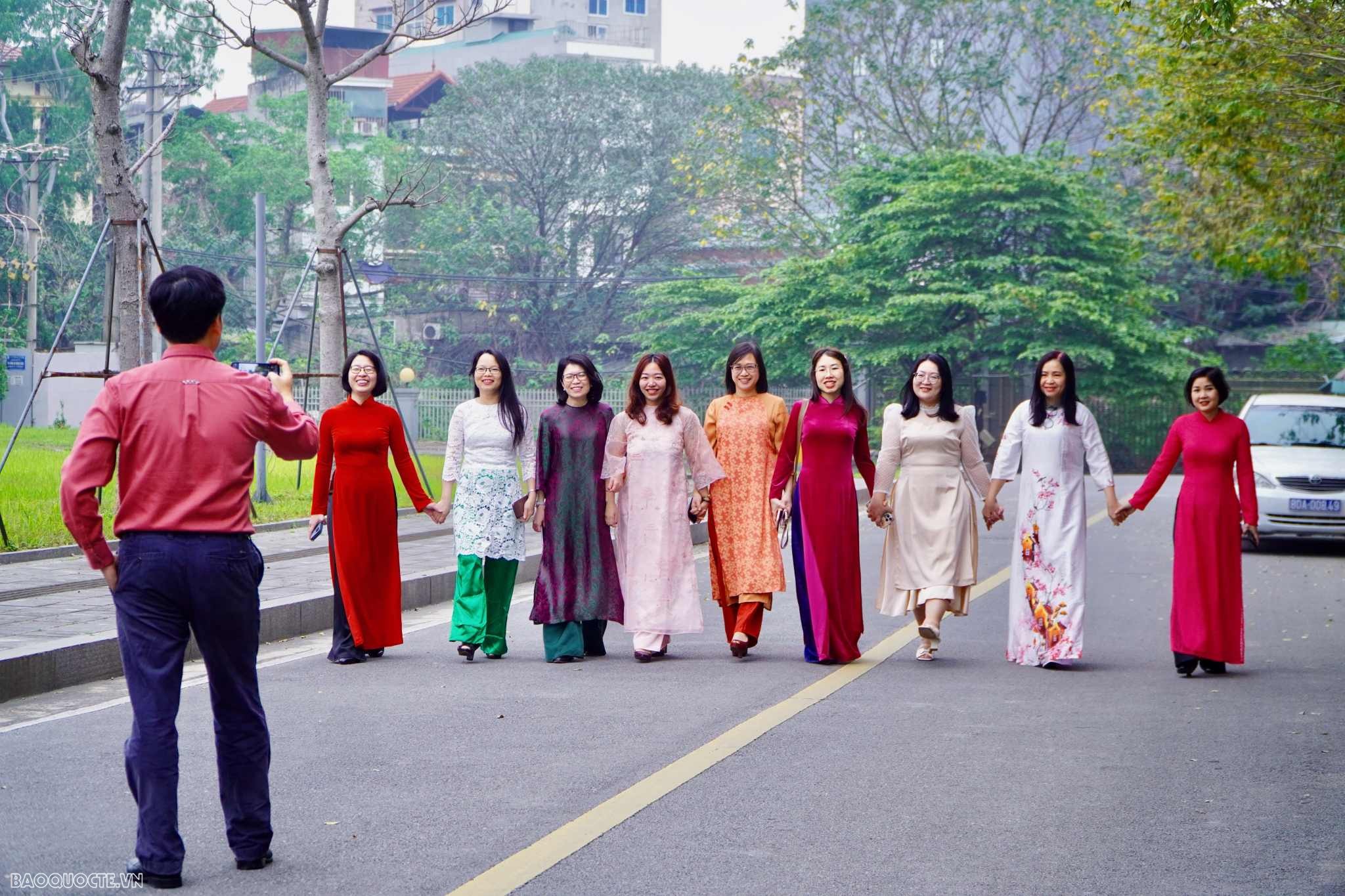 'Bóng hồng Ngoại giao' toả nắng trong Ngày quốc tế Phụ nữ