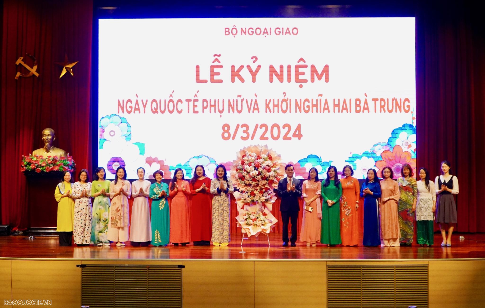 'Bóng hồng Ngoại giao' toả nắng trong Ngày quốc tế Phụ nữ