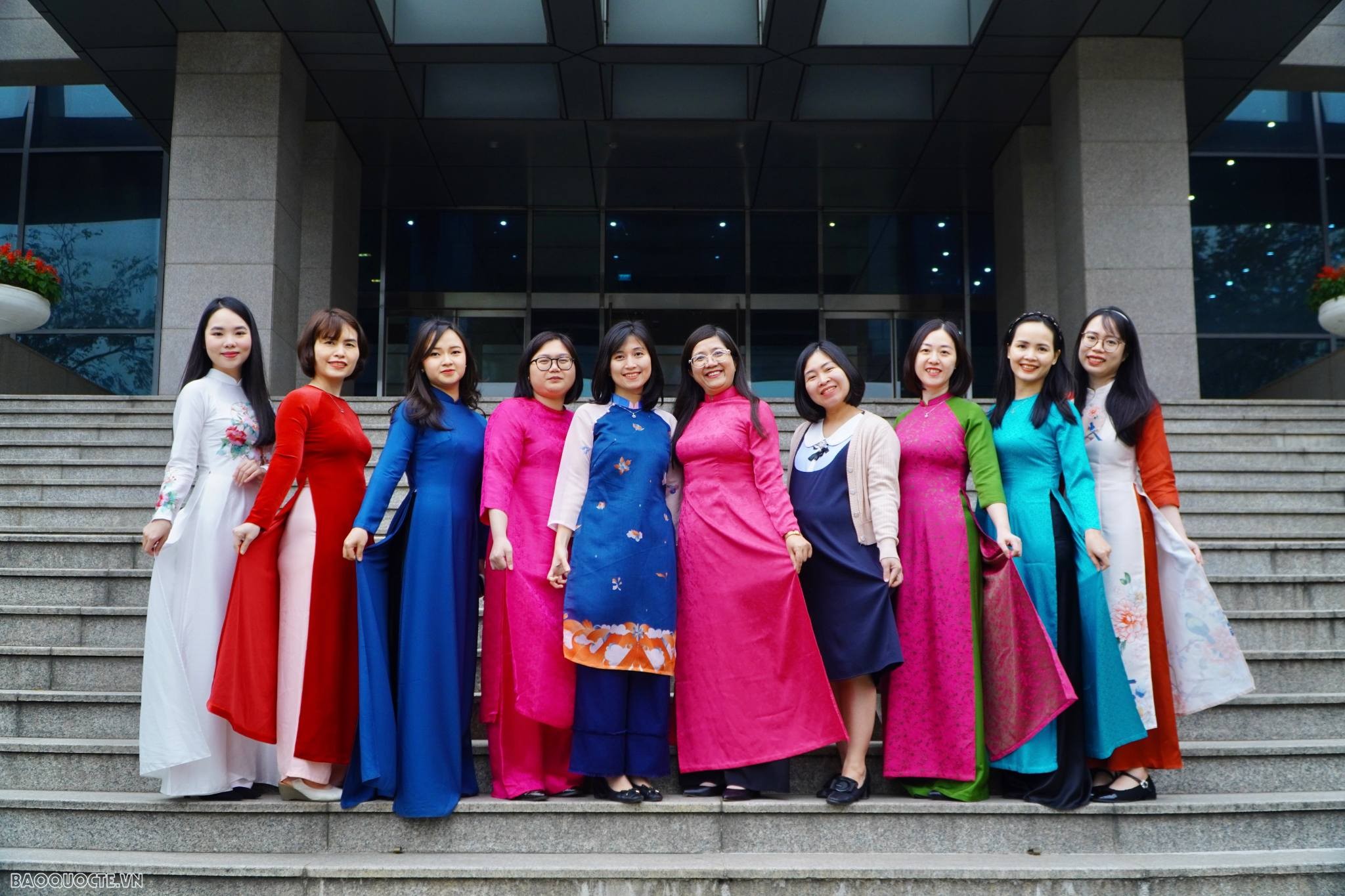 'Bóng hồng Ngoại giao' toả nắng trong Ngày quốc tế Phụ nữ
