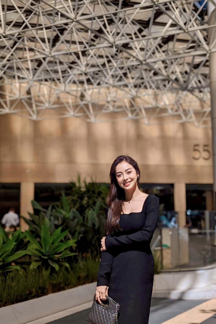 Hoa hậu Jennifer Phạm đang có chuyến công tác tại Melbourne (Australia) với tư cách Phó giám đốc đối ngoại của một tập đoàn kinh doanh đa ngành, nổi tiếng trong lĩnh vực hàng không, ngân hàng, bất động sản...