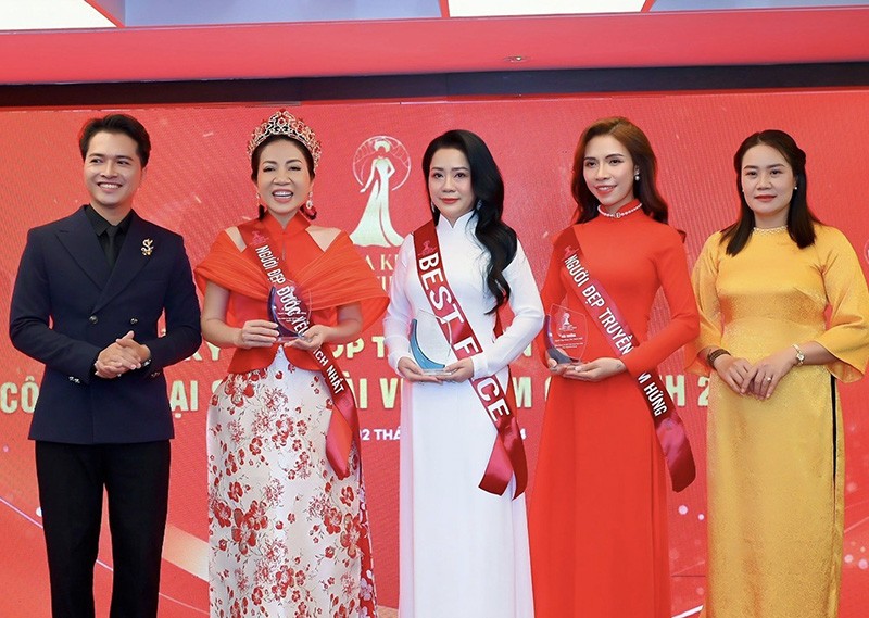 Tân Hoa khôi – Doanh nhân Kim Dung còn xuất sắc nhận giải thưởng phụ “Người đẹp được yêu thích nhất”.