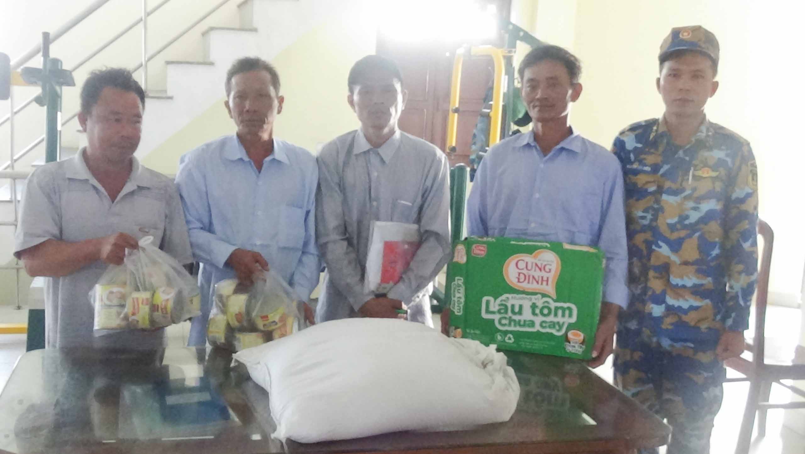 Lãnh đạo, Chỉ huy đảo hỗ trợ cho tàu cá NT 02038TS. Lãnh đạo, Chỉ huy đảo hỗ trợ cho tàu cá NT 02038TS.