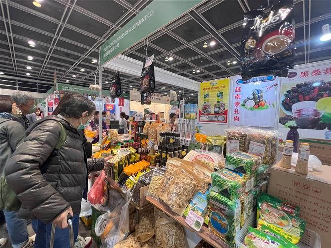 Khách tham quan gian trưng bày các sản phẩm Việt Nam của Công ty Phát triển Kinh doanh Viet Kwong. (Nguồn: TTXVN)