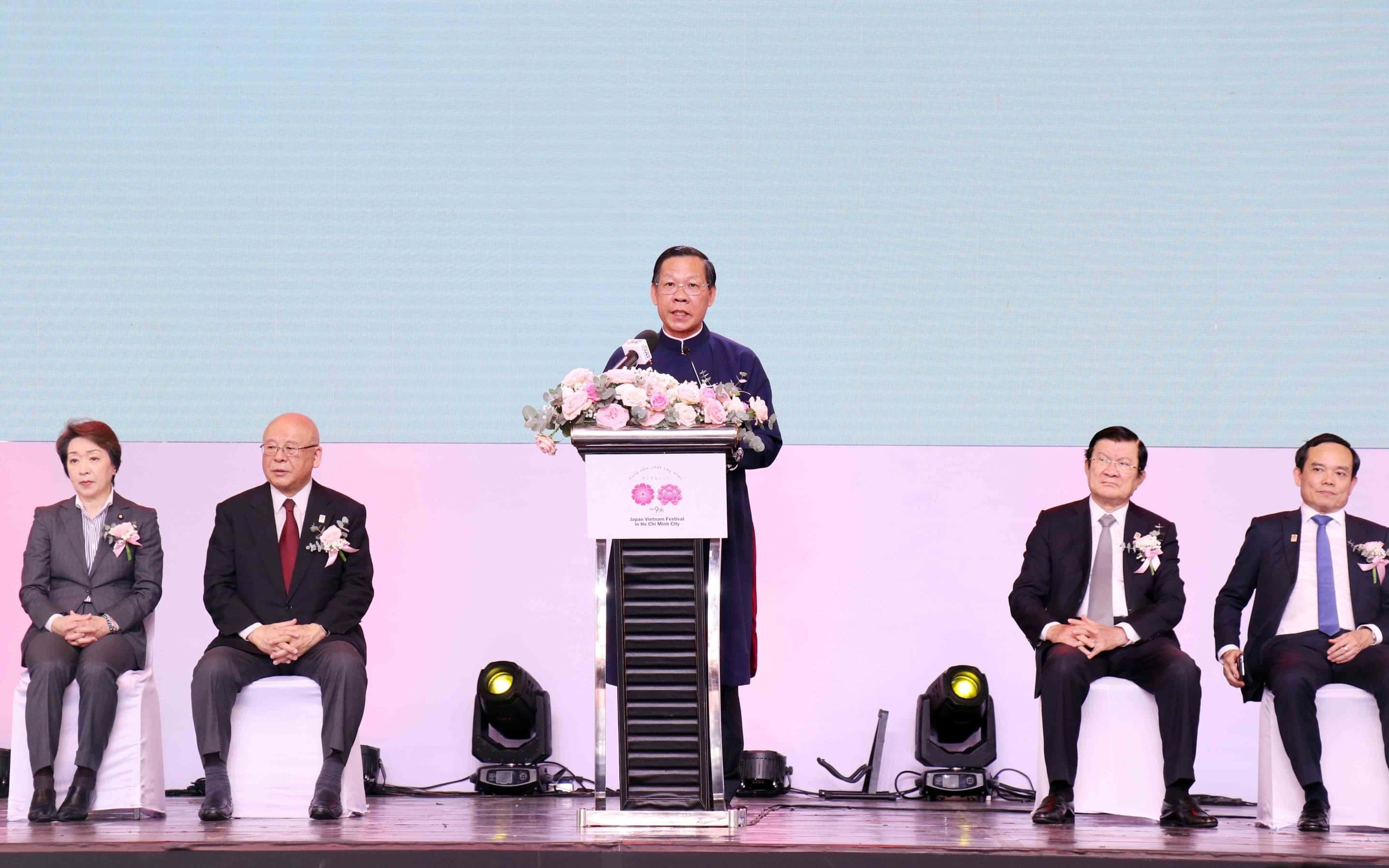 Ông Phan Văn Mãi (đứng), Chủ tịch UBND Thành phố Hồ Chí Minh, Đồng Trưởng Ban Tổ chức Lễ hội Việt-Nhật 2024 phát biểu khai mạc Lễ hội. Ảnh: Xuân Khu-TTXVN Ông Phan Văn Mãi (đứng), Chủ tịch UBND Thành phố Hồ Chí Minh, Đồng Trưởng Ban Tổ chức Lễ hội Việt-Nhật 2024 phát biểu khai mạc Lễ hội. Ảnh: Xuân Khu-TTXVN