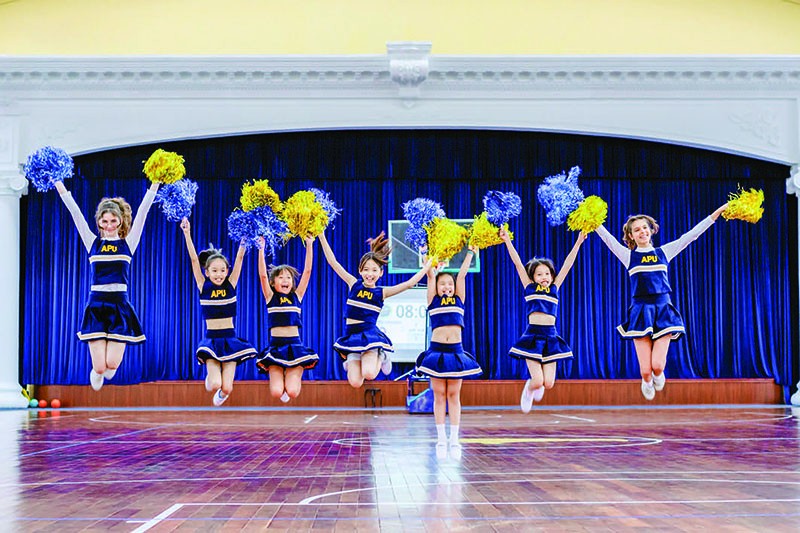 Học sinh tại APU, ngoài việc học các chương trình AP mà APU là trung tâm khảo thí trực thuộc tổ chức College Board thì học sinh được khuyến khích theo học chương trình Cầu nối đại học (College Bridge Program – APU liên kết với những trường ĐH danh giá ở Mỹ), duy nhất tại APU.