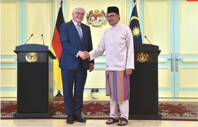 Thủ tướng Datuk Seri Anwar Ibrahim (phải) bắt tay Tổng thống Đức Frank-Walter Steinmeier (trái) sau cuộc họp báo chung ở Putrajaya vào ngày 17 tháng 2 năm 2023. -AFP PIC