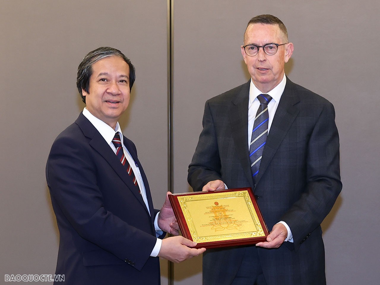 Bộ trưởng Bộ Giáo dục và Đào tạo Nguyễn Kim Sơn trao Kỷ niệm chương Vì sự nghiệp giáo dục tặng GS. Neil Quigley; Đại học Waikato.