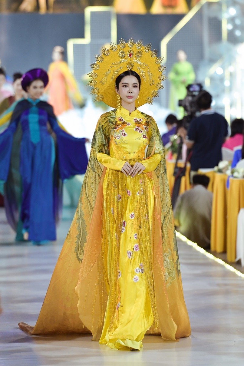 Hoa hậu Du lịch Thế giới 2018 Huỳnh Vy nổi bật trong tà áo dài, vui khi được làm dự án cộng đồng