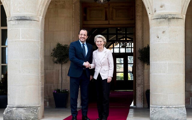 Tổng thống Síp Nikos Christodoulides (trái) và Chủ tịch Ủy ban châu Âu Ursula von der Leyen (phải) bắt tay tại dinh tổng thống ở Nicosia vào ngày 8/3/2024. (Ikovos Hatzistavrou / POOL / AFP) Tổng thống Síp Nikos Christodoulides (trái) và Chủ tịch Ủy ban châu Âu Ursula von der Leyen (phải) bắt tay tại dinh tổng thống ở Nicosia vào ngày 8/3/2024. (Ikovos Hatzistavrou / POOL / AFP)