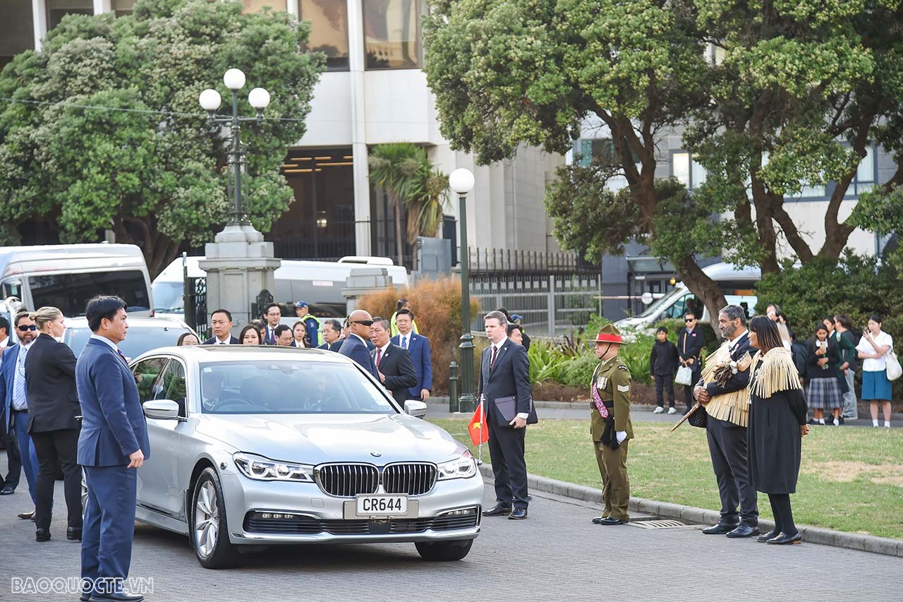 Nhân lời mời của Thủ tướng Christopher Luxon, Thủ tướng Phạm Minh Chính thăm chính thức New Zealand từ 10-11/3. Sáng 11/3 Thủ tướng Phạm Minh Chính và Phu nhân Lê Thị Bích Trân đã dự lễ đón theo nghi thức thổ dân Maori và lễ đón chính thức do Thủ tướng New Zealand chủ trì.