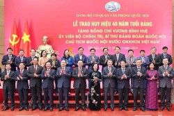 Trao Huy hiệu 40 năm tuổi Đảng tặng Chủ tịch Quốc hội Vương Đình Huệ