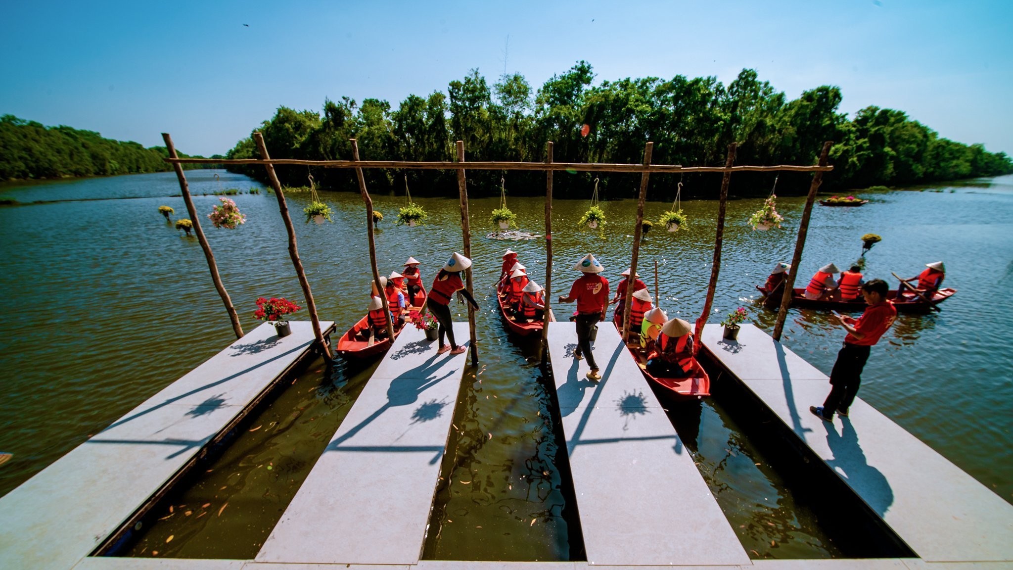 Ngẩn ngơ với vẻ đẹp của vô cùng độc đáo. Sở hữu khung cảnh thiên nhiên là nơi sinh sống của nhiều loại động thực vật. Sự kỳ lạ của địa danh này khiến con người muốn một lần khám phá... Ngẩn ngơ với vẻ đẹp của vô cùng độc đáo. Sở hữu khung cảnh thiên nhiên là nơi sinh sống của nhiều loại động thực vật. Sự kỳ lạ của địa danh này khiến con người muốn một lần khám phá...