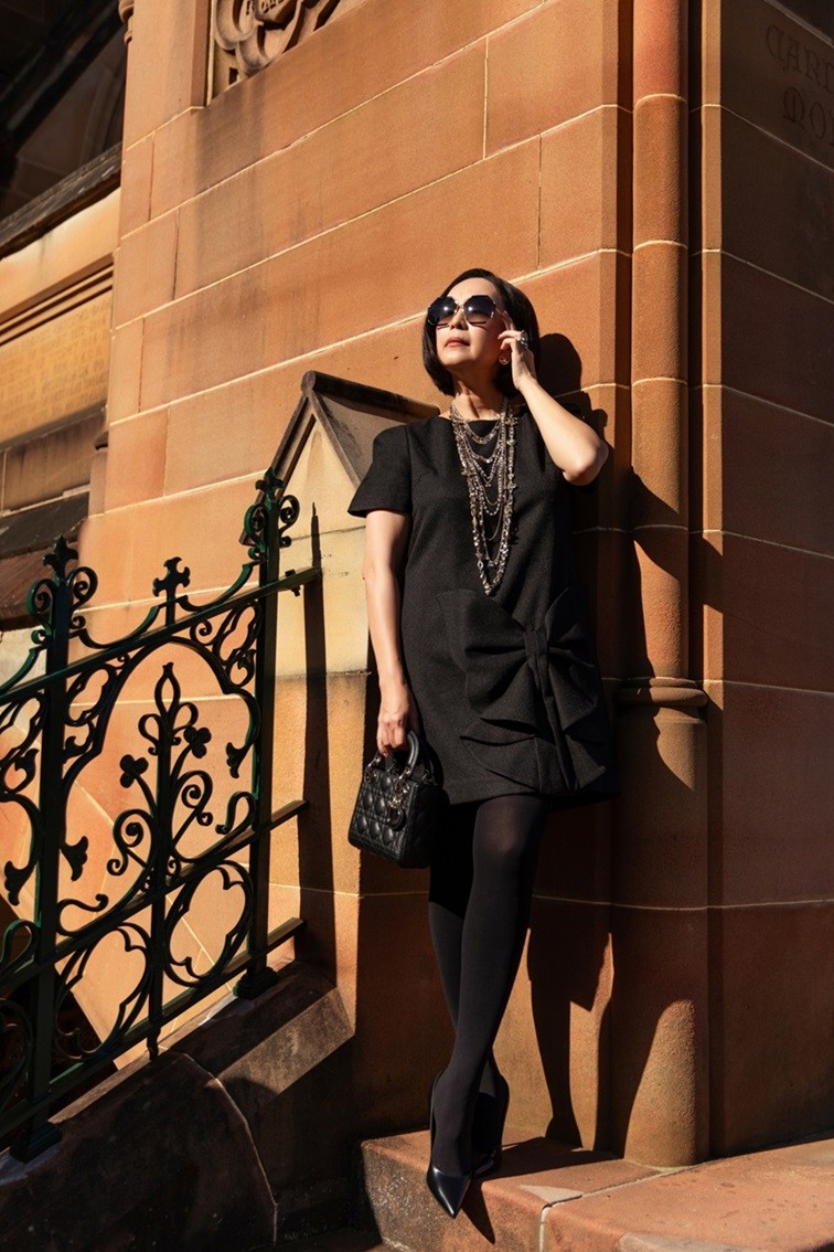 Dạo phố Australia, Diễm My thanh lịch cùng trang phục NTK Đỗ Mạnh Cường và túi xách hàng hiệu