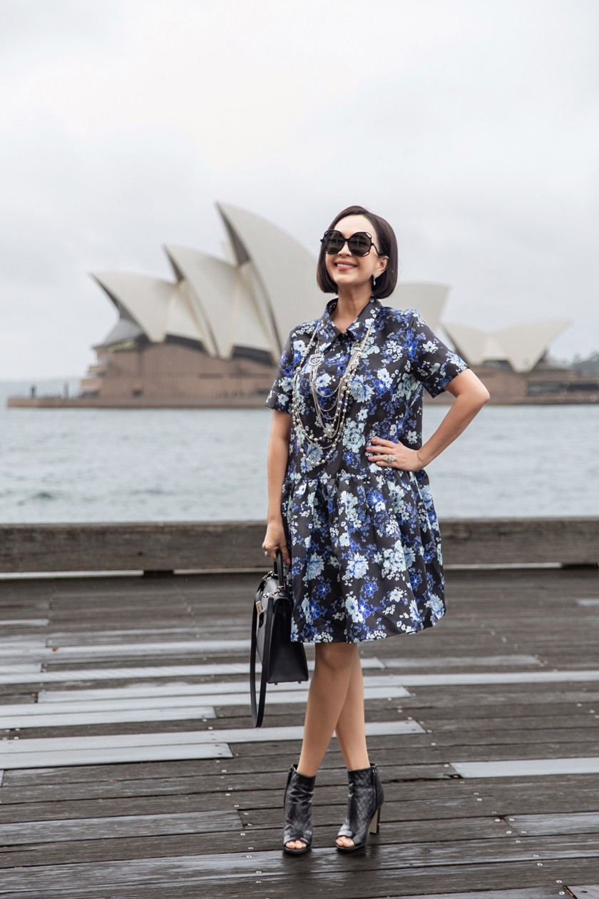 Diễm My sang Sydney để công tác kết hợp gặp gỡ bạn bè, người thân. Dịp này, nữ diễn viên cũng dành thời gian thăm thành phố đang độ vào Thu. Chị lưu lại những khung hình đẹp ở các địa điểm nổi tiếng như đường đi bộ dọc khách sạn Park Hyatt, nhà thờ St Mary's Cathedral...