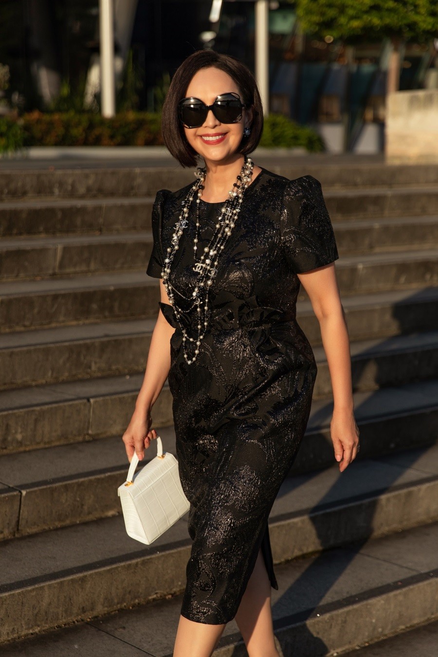 Dạo phố Australia, Diễm My thanh lịch cùng trang phục NTK Đỗ Mạnh Cường và túi xách hàng hiệu