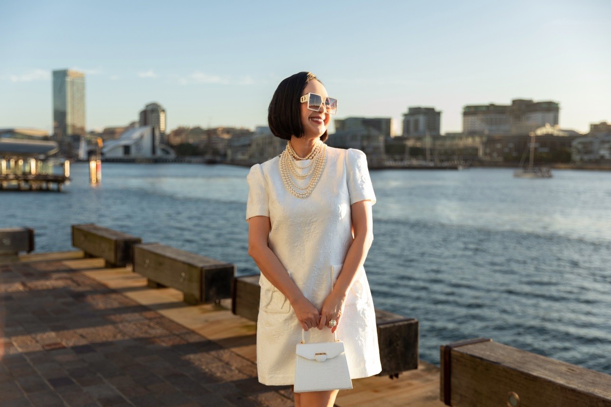 Dạo phố Australia, Diễm My thanh lịch cùng trang phục NTK Đỗ Mạnh Cường và túi xách hàng hiệu