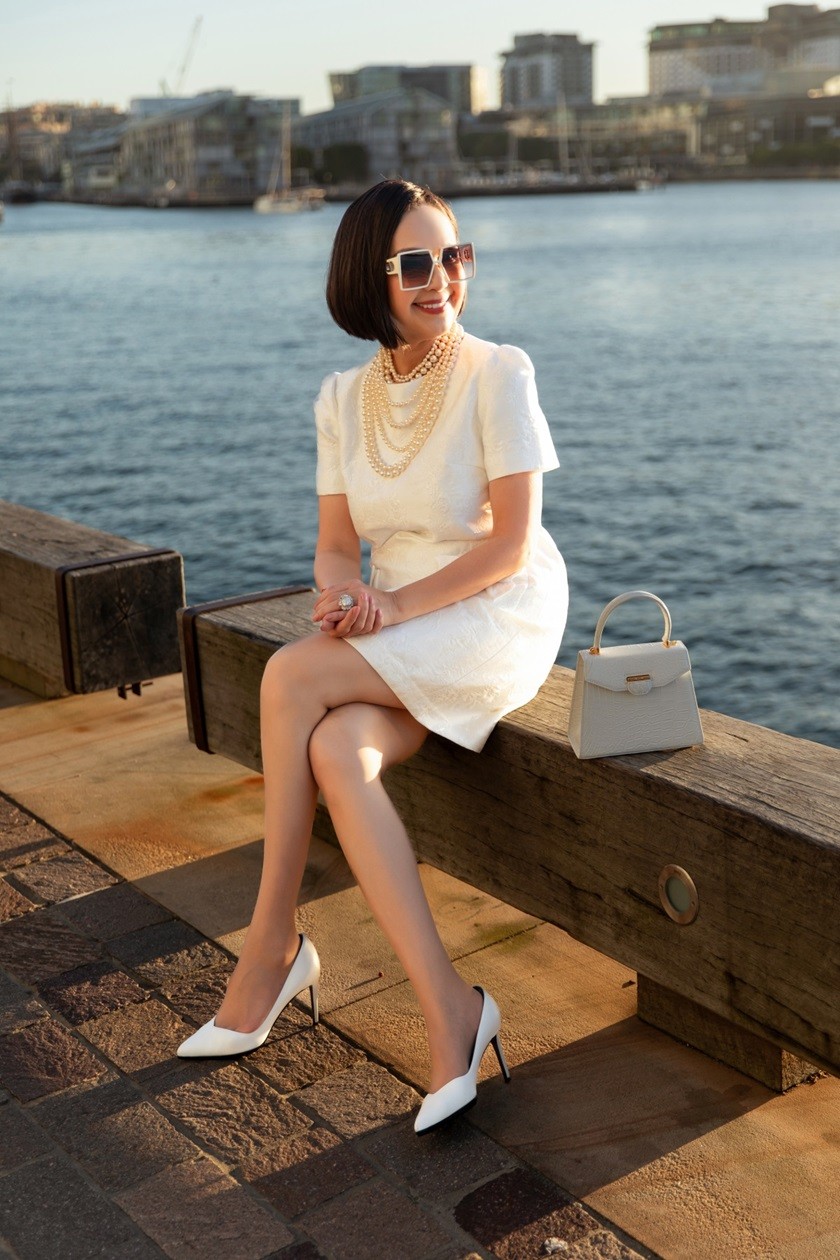 Dạo phố Australia, Diễm My thanh lịch cùng trang phục NTK Đỗ Mạnh Cường và túi xách hàng hiệu