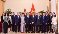 Bộ trưởng Ngoại giao Bùi Thanh Sơn trao quyết định điều động và bổ nhiệm cán bộ cấp Vụ