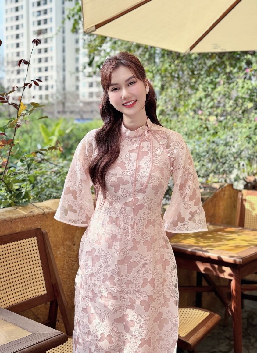 Đời thường thanh lịch, ngọt ngào của diễn viên Hương Giang