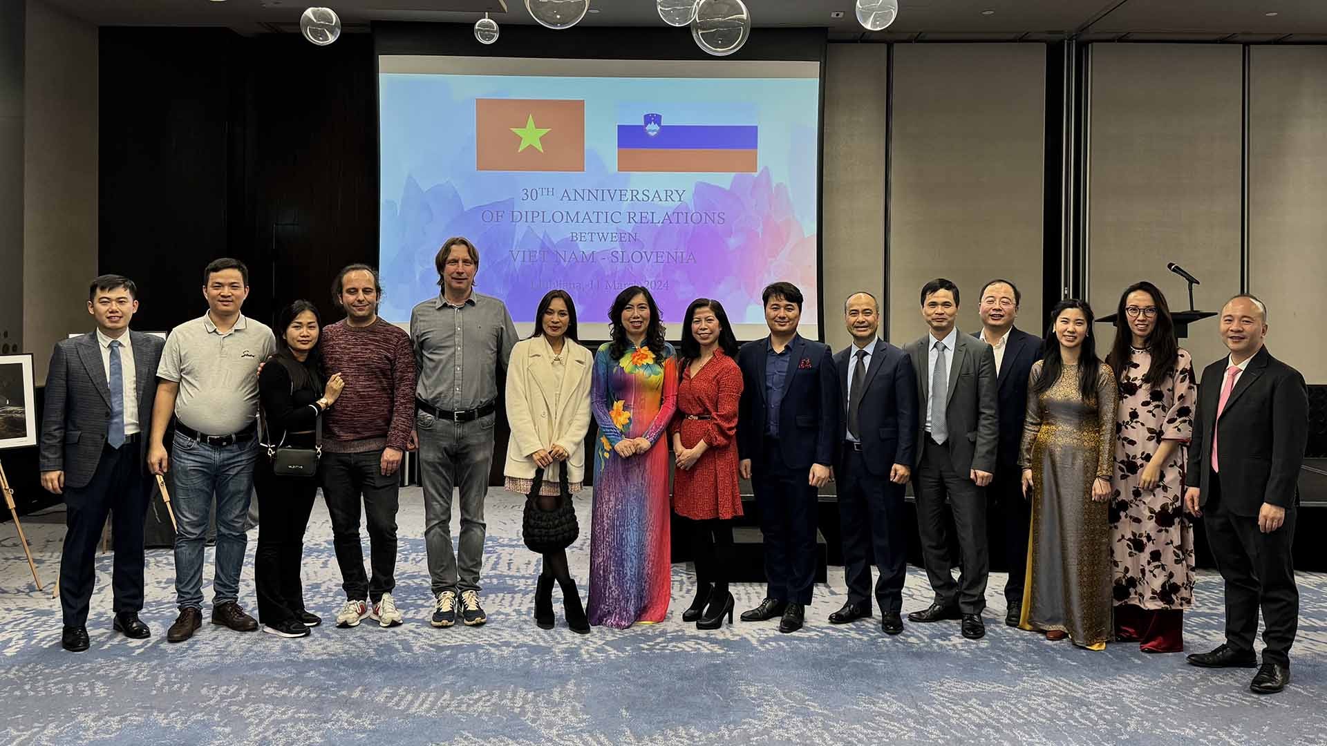 Thứ trưởng Ngoại giao Lê Thị Thu Hằng với đại diện kiều bào và Đại sứ quán Việt Nam tại Slovenia.