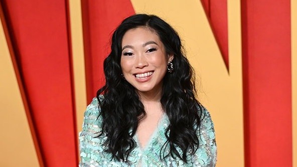 Dự tiệc hậu Oscar 2024, diễn viên Awkwafina chọn đầm xanh của NTK Nguyễn Công Trí