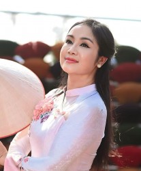 Ngắm nét dịu dàng của người đẹp 'lá ngọc cành vàng' Thu Hà trong tà áo dài
