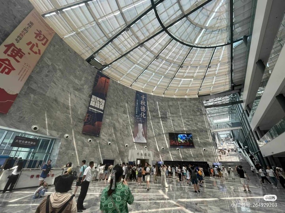 Tọa lạc tại khu Panlongshan, ngoại ô phía Tây thành phố Cảnh Đức Trấn, tỉnh Giang Tây, bảo tàng gốm sứ Cảnh Đức Trấn là một trong những địa chỉ nổi tiếng nhất Trung Quốc. Nơi đây trưng bày các tác phẩm kinh điển của gốm sứ Trung Hoa cổ đại. Những năm gần đây, địa chỉ này hot trên mạng xã hội nước này nhờ một bức tượng, thu hút nhiều du khách là giới trẻ, thay vì khách lớn tuổi như trước đây.