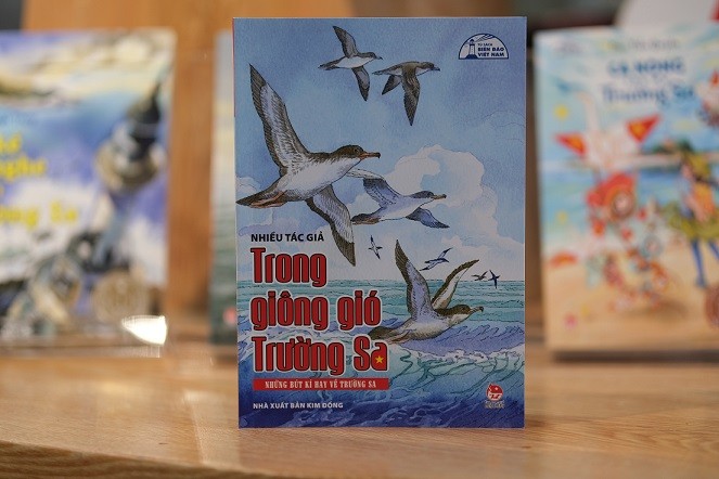 Tủ sách bồi dưỡng tình yêu biển bảo quê hương cho các em nhỏ Tủ sách bồi dưỡng tình yêu biển bảo quê hương cho các em nhỏ