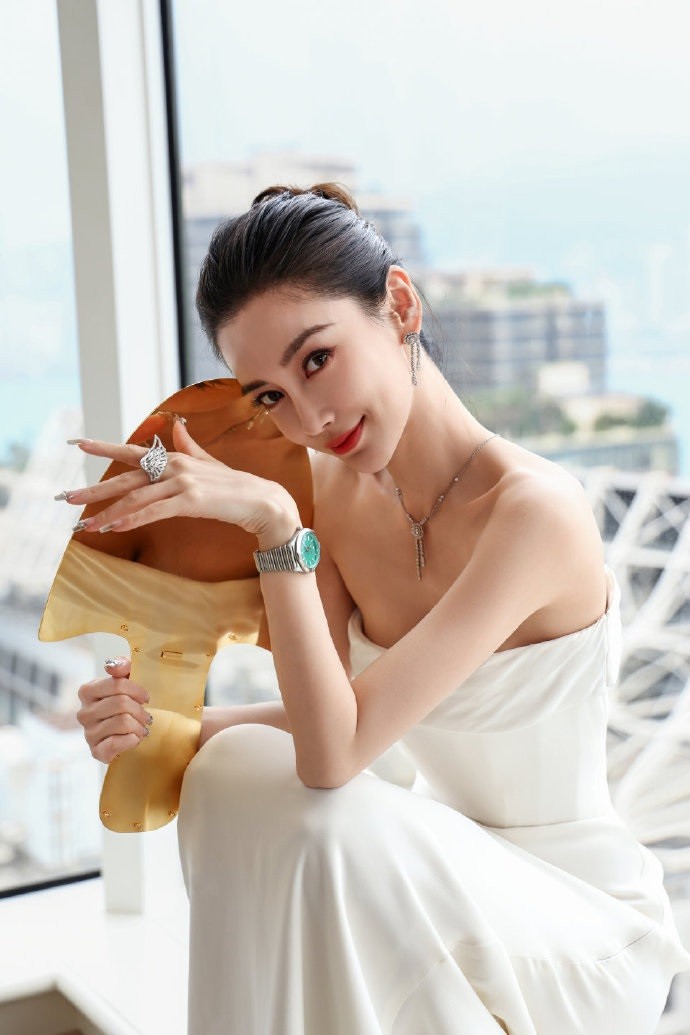 Angelababy mặc đồ haute couture của một thương hiệu quốc tế.