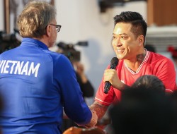 Ca sĩ Tuấn Hưng biểu diễn, giao lưu với đội tuyển Việt Nam tại sự kiện công bố nhà tài trợ