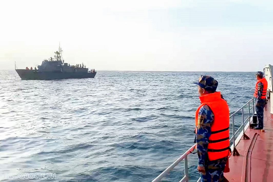 Tàu hải quân hai nước trên tuyến tuần tra. Tàu hải quân hai nước trên tuyến tuần tra.