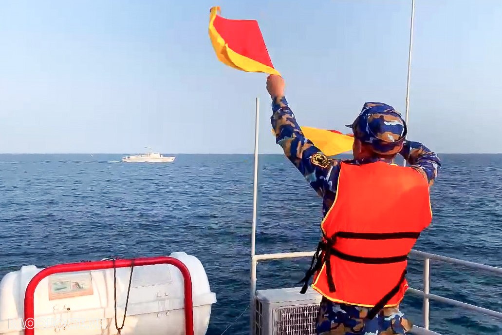 Huấn luyện sử dụng cờ tay trong quá trình tuần tra. Huấn luyện sử dụng cờ tay trong quá trình tuần tra.