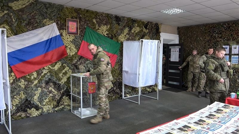 Nước Nga bước vào cuộc bầu cử tổng thống 2024, lần đầu tiên trong lịch sử xảy ra điều này. AP