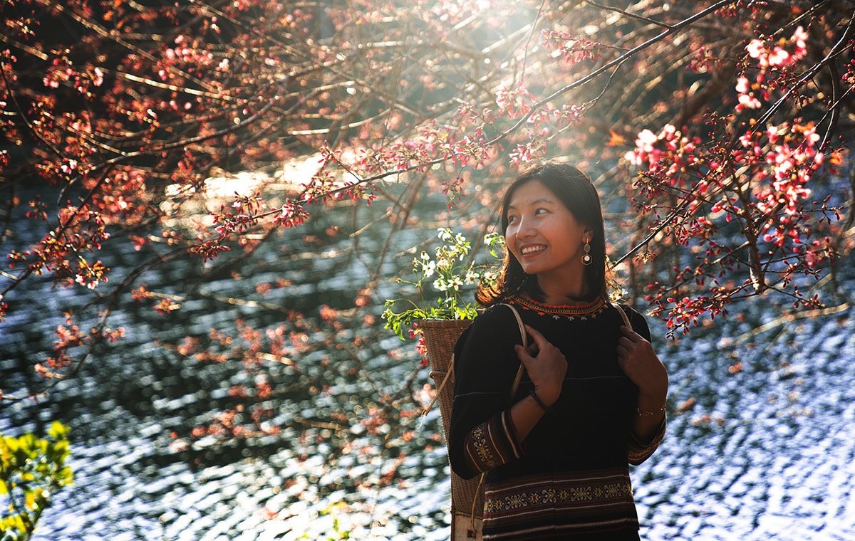 Một thiếu nữ dân tộc Ba Na tạo dáng chụp ảnh dưới cái nắng dịu nhẹ ven hồ Đak Ke. (Ảnh: Hà Nguyễn0 Một thiếu nữ dân tộc Ba Na tạo dáng chụp ảnh dưới cái nắng dịu nhẹ ven hồ Đak Ke. (Ảnh: Hà Nguyễn0