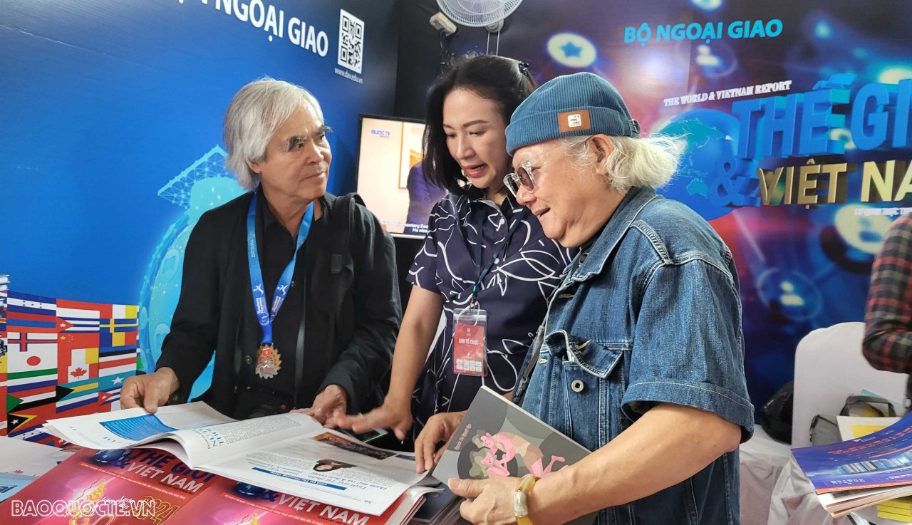 Phó Tổng Biên tập Nguyễn Thị Minh Nguyệt đang trao đổi về sự phát triển của Báo với các vị khách đặc biệt, phóng viên ảnh của hãng AP Mỹ Nick Út nổi tiếng và nhà báo -phóng viên ảnh Giản Thanh Sơn tại gian hàng. (Ảnh: Minh Hòa) Phó Tổng Biên tập Nguyễn Thị Minh Nguyệt đang trao đổi về sự phát triển của Báo với các vị khách đặc biệt, phóng viên ảnh của hãng AP Mỹ Nick Út nổi tiếng và nhà báo -phóng viên ảnh Giản Thanh Sơn tại gian hàng. (Ảnh: Minh Hòa)