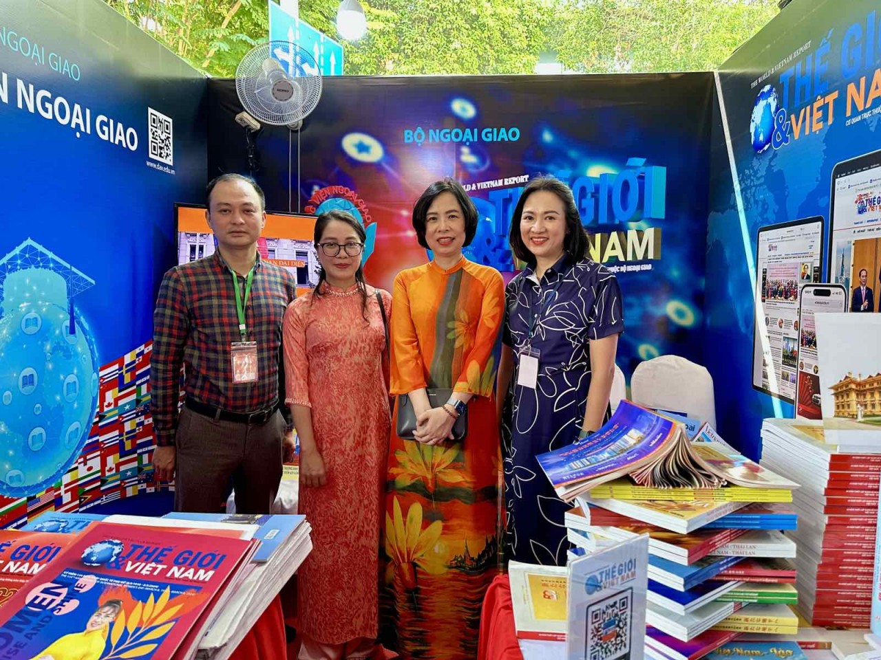 Lăng kính ngày hội báo: Linh thiêng và gần gũi Lăng kính ngày hội báo: Linh thiêng và gần gũi