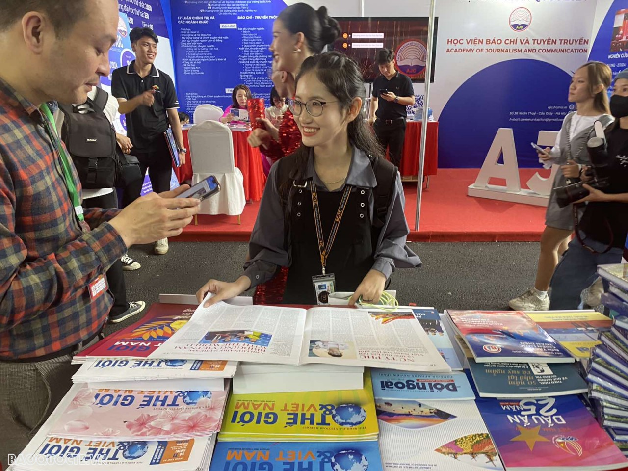 Lăng kính ngày hội báo: Linh thiêng và gần gũi Lăng kính ngày hội báo: Linh thiêng và gần gũi