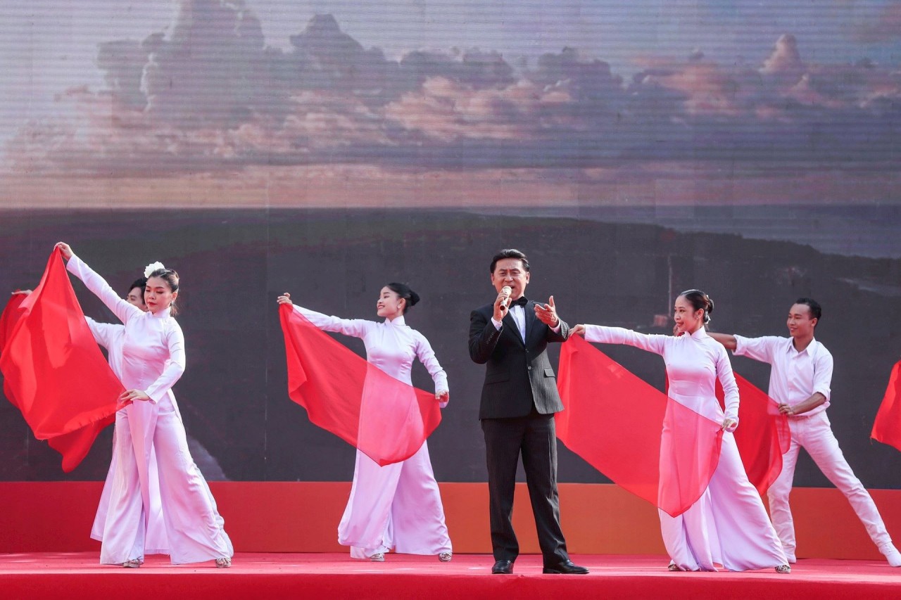 Lăng kính ngày hội báo: Linh thiêng và gần gũi Lăng kính ngày hội báo: Linh thiêng và gần gũi