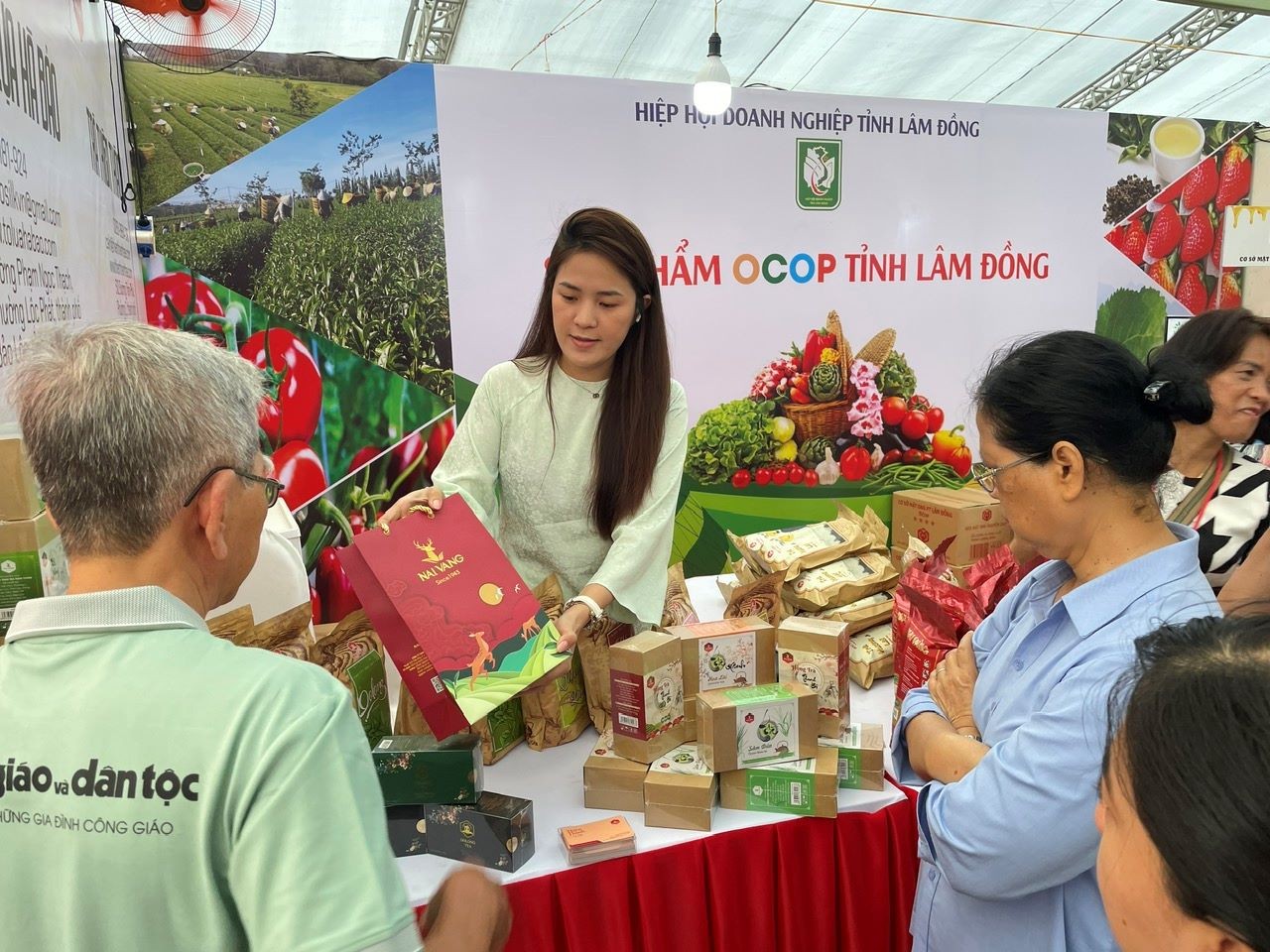 Lăng kính ngày hội báo: Linh thiêng và gần gũi Lăng kính ngày hội báo: Linh thiêng và gần gũi
