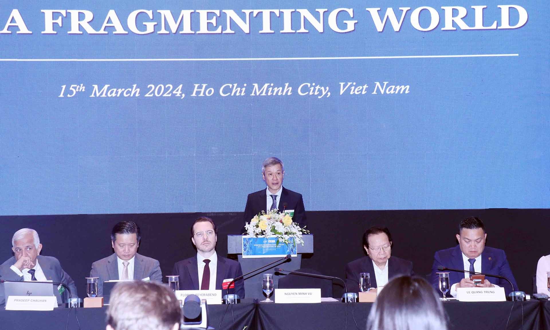 Ông Nguyễn Minh Vũ (giữa), Trợ lý Bộ trưởng Bộ Ngoại giao phát biểu khai mạc Diễn đàn. (Nguồn: TTXVN) Ông Nguyễn Minh Vũ (giữa), Trợ lý Bộ trưởng Bộ Ngoại giao phát biểu khai mạc Diễn đàn. (Nguồn: TTXVN)