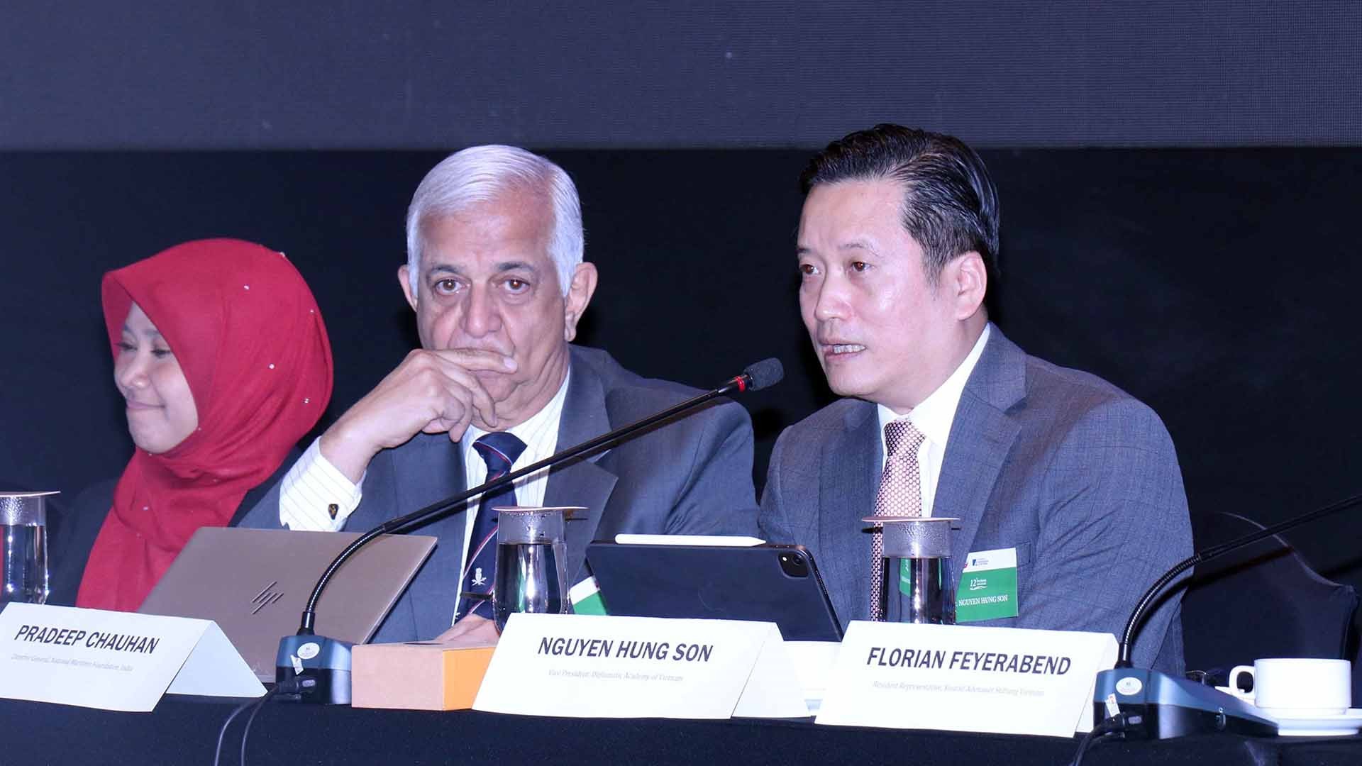 TS. Nguyễn Hùng Sơn, Phó Giám đốc Học viện Ngoại giao, chủ trì phiên làm việc đầu tiên của Diễn đàn. (Nguồn: TTXVN) TS. Nguyễn Hùng Sơn, Phó Giám đốc Học viện Ngoại giao, chủ trì phiên làm việc đầu tiên của Diễn đàn. (Nguồn: TTXVN)