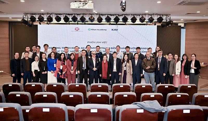 GS.TS. Nguyễn Thị Doan chụp ảnh cùng ban tổ chức hội thảo và các đại biểu địa phương.