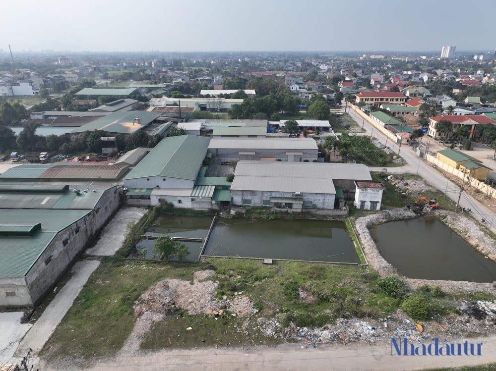 Nghị định quy định thành lập cụm công nghiệp phải đáp ứng các điều kiện sau: a) Có trong Danh mục các cụm công nghiệp trên địa bàn cấp tỉnh đã được cấp có thẩm quyền phê duyệt; có quỹ đất phù hợp với quy hoạch sử dụng đất trên địa bàn cấp huyện;  b) Có doanh nghiệp, hợp tác xã, tổ chức có tư cách pháp lý, có năng lực đầu tư xây dựng hạ tầng kỹ thuật đề nghị làm chủ đầu tư xây dựng hạ tầng kỹ thuật cụm công nghiệp;  c) Trong trường hợp địa bàn cấp huyện đã thành lập cụm công nghiệp thì tỷ lệ lấp đầy trung bình của các cụm công nghiệp đạt trên 50% hoặc tổng quỹ đất công nghiệp chưa cho thuê của các cụm công nghiệp không vượt quá 100 ha.  Mở rộng cụm công nghiệp phải đáp ứng các điều kiện sau: a) Tổng diện tích cụm công nghiệp sau khi mở rộng không vượt quá 75 ha; có quỹ đất phù hợp với quy hoạch sử dụng đất trên địa bàn cấp huyện;  b) Có doanh nghiệp, hợp tác xã, tổ chức có tư cách pháp lý, có năng lực đầu tư xây dựng hạ tầng kỹ thuật đề nghị làm chủ đầu tư xây dựng hạ tầng kỹ thuật cụm công nghiệp;  c) Đạt tỷ lệ lấp đầy ít nhất 60% hoặc nhu cầu thuê đất công nghiệp trong cụm công nghiệp vượt quá diện tích đất công nghiệp hiện có của cụm công nghiệp;  d) Hoàn thành xây dựng, đưa vào sử dụng các công trình hạ tầng kỹ thuật dùng chung thiết yếu (gồm: Đường giao thông nội bộ, cấp nước, thu gom và xử lý nước thải) theo quy hoạch chi tiết đã được phê duyệt.