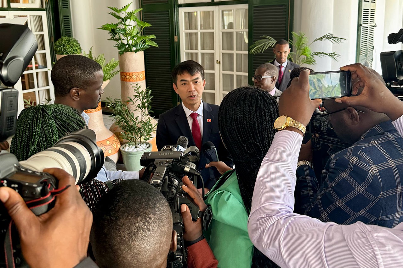 Đại sứ Hoàng Sỹ Cường trình Thư ủy nhiệm lên Tổng thống Zimbabwe Emmerson Mnangagwa